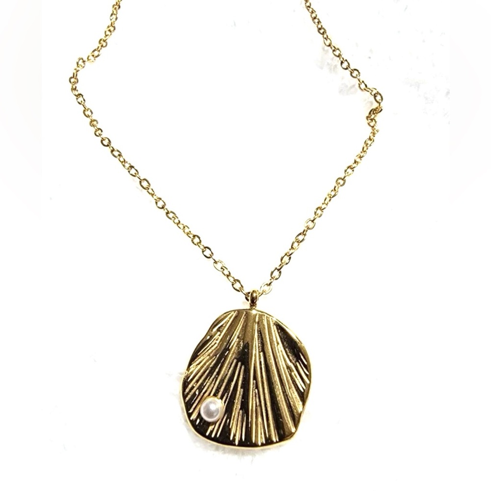 Lion’s Paw Scallop Shell Striated Rippled Cradle Nestle Pearl Nacre 18K Necklace - Picture 9 of 11
